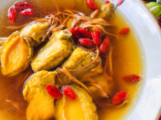 15、虫草花排骨汤,加入虫草花后再小火炖煮15分钟左右就可以出锅啦。这道菜汤色清亮，色泽诱人，做法简单，营养丰富，比较适合日常食用。