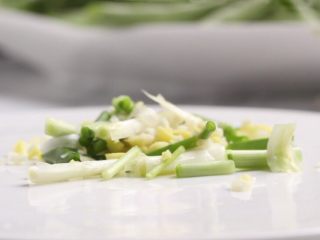 3、干煸豆角,姜剁细碎，葱切段，蒜剁成蓉，混合放盘中备用。