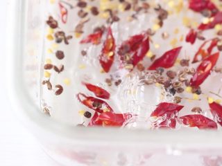 4、干煸豆角,干红辣椒剪小段和花椒一起放冷水中浸泡5分钟，然后捞出拭干水分。