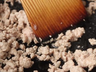 6、干煸豆角,锅中留底油，温油小火将肉糜炒散。