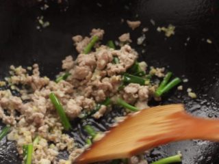 7、干煸豆角,肉糜炒细碎，加入葱姜蒜末翻煸出香味。