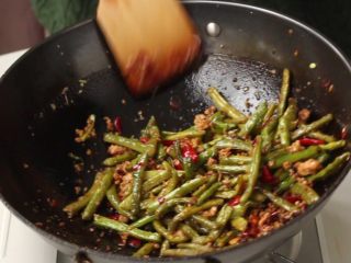 11、干煸豆角,加入煸好的豆角翻炒1分钟。