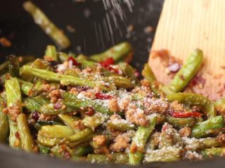 12、干煸豆角,调入盐、糖、鸡精翻炒均匀即可。