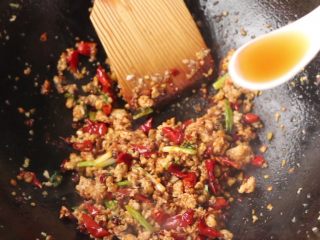 10、干煸豆角,淋入料酒，也可少量加水，使物料呈润泽状。