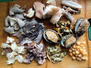 1、佛跳墙,主要食材如图所示示意、鲍鱼、猪蹄、鸭翅、猪肚、干墨鱼、干贝、鸭胗、蹄筋、蛏干、淡菜干等