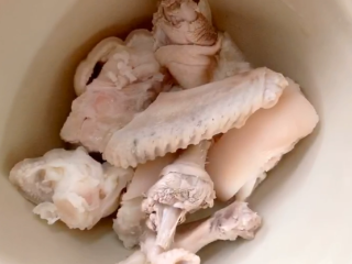 2、佛跳墙,鸭翅、鸭肉。