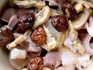 6、佛跳墙,洗净泡发的香菇