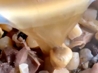 11、佛跳墙,高汤可选用猪肉或者鸭肉、鸡肉汤都可以~加满容器，超过所有食材，并记得在高汤中加入料酒或福建老酒提香