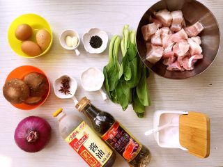 1、卤肉饭,准备好食材，（图上忘记放葱了），还可以加入少许生姜碎。