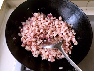 11、卤肉饭,放入切好的五花肉丁，炒出肥油，肉略微变色即可