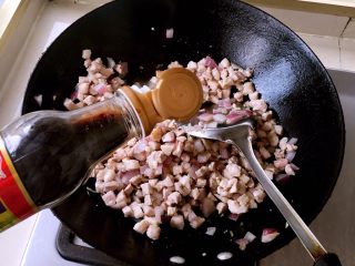 12、卤肉饭,加入适量一品鲜，生抽也可