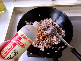 13、卤肉饭,加入适量酱油，看口味加就好，观察颜色，判断咸淡度