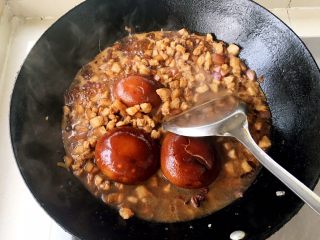 17、卤肉饭,加入洗干净的香菇，如果不是鲜香菇，就泡发香菇也一样，泡发的香菇3-5分钟就可，比较好吃