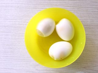 18、卤肉饭,煮熟的鸡蛋剥皮