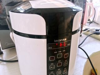 19、卤肉饭,将鸡蛋和沸腾后的卤肉，一起放入高压锅，炖1个小时