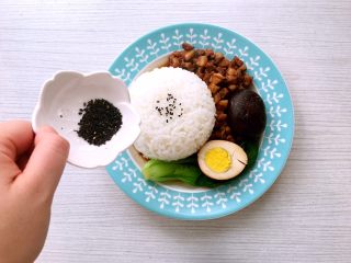 22、卤肉饭,摆盘，最后在米饭上撒点黑芝麻，就是为了好开，嗯