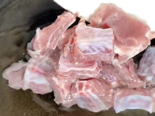 2、冬瓜薏米排骨汤,排骨冷水下锅捞一下，可以煮出血沫