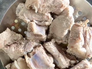 4、冬瓜薏米排骨汤,抄好的排骨捞出，清洗掉血沫备用