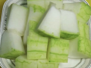 6、冬瓜薏米排骨汤,冬瓜切成厚片备用，你可以选择不去皮，带皮的效果其实更好。我不喜欢皮，所以去掉了