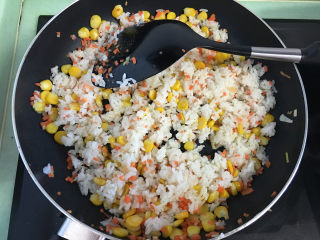 4、早餐鸡蛋卷,搅拌均匀后备用。