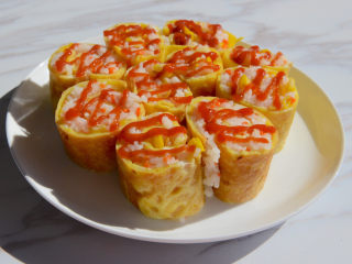 12、早餐鸡蛋卷,表面挤上番茄酱。