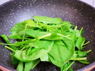 6、鸡蛋炒菠菜,放入菠菜翻炒至断生