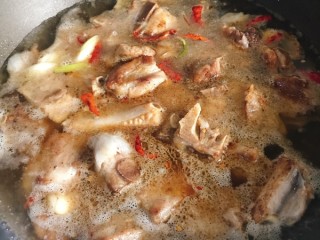 5、酸菜炖排骨,加热水没过排骨,大火烧开