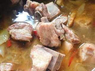 6、酸菜炖排骨,倒入高压锅,电高压锅直接选排骨建,普通高压锅15分钟,砂锅大概需要半个小时到四十分钟