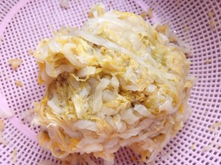 7、酸菜炖排骨,酸菜清水洗两遍,剂干水份