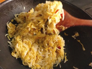 8、酸菜炖排骨,锅中放猪油,干辣椒,大火翻炒酸菜两分钟