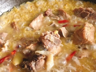 9、酸菜炖排骨,倒入压好的排骨和汤,放生抽,中小火煮20分钟