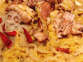 10、酸菜炖排骨,最后下入泡好的粉条再煮5分钟就好啦