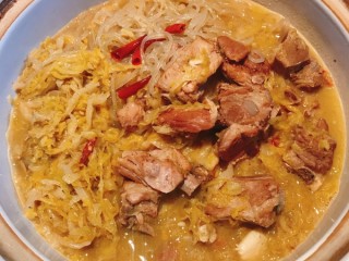 11、酸菜炖排骨,汤汁鲜美,泡菜酸爽,拌饭一绝