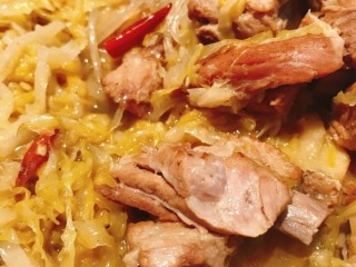 12、酸菜炖排骨,排骨炒过后炖的,吃起来香,酥,烂