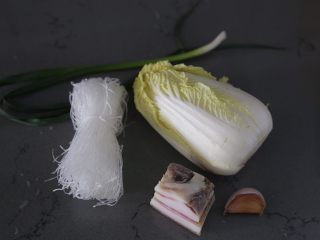 1、白菜粉丝汤,材料准备好