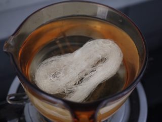 2、白菜粉丝汤,粉丝提前泡软