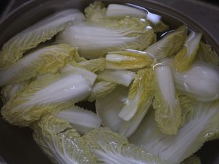 3、白菜粉丝汤,娃娃菜撕开用清水泡一会