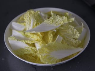 4、白菜粉丝汤,然后捞出沥干切成小块