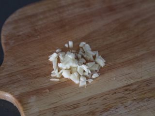 5、白菜粉丝汤,蒜切碎末