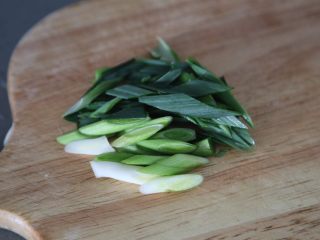 6、白菜粉丝汤,蒜苗切段