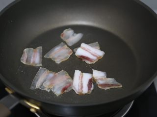 7、白菜粉丝汤,锅里不放油,下腊肉片煎制