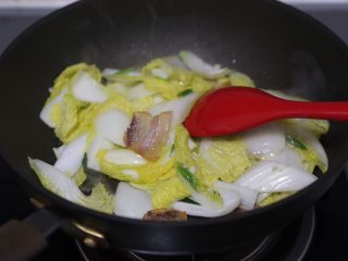 11、白菜粉丝汤,翻炒至娃娃菜变软