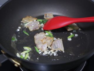 9、白菜粉丝汤,加入蒜末和部分蒜苗炒香