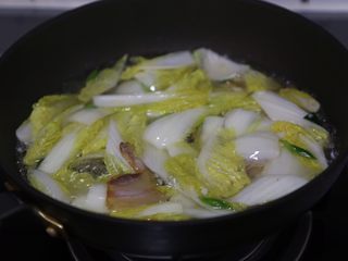 12、白菜粉丝汤,加入开水