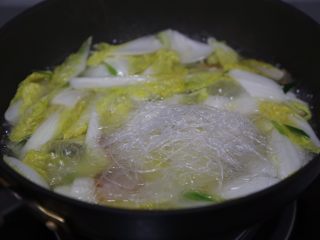 13、白菜粉丝汤,再加入粉丝煮开