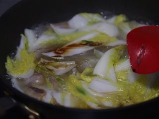 14、白菜粉丝汤,煮约5分钟后加入一点点酱油