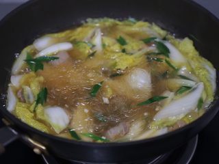 16、白菜粉丝汤,最后加入剩下的蒜苗,煮约1分钟即可