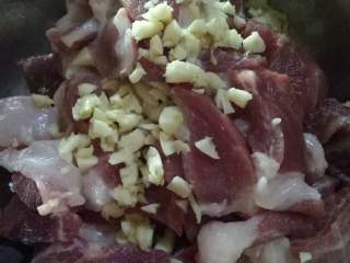 2、泉州炸醋肉,梅花肉切小块或切条状都可以，大蒜剥皮切碎。