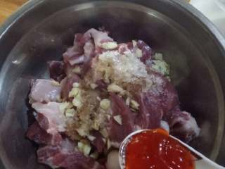 3、泉州炸醋肉,加入所有调料，用力抓匀。