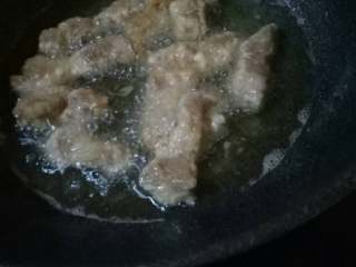 6、泉州炸醋肉,起油锅，我今天的油倒得少，炸的时候只能少量几块炸，怕浪费油，油多会比较好炸。油温大概六七成热时，下入醋肉，不要马上翻动，等醋肉定型再翻面炸，注意火候，不要炸焦。